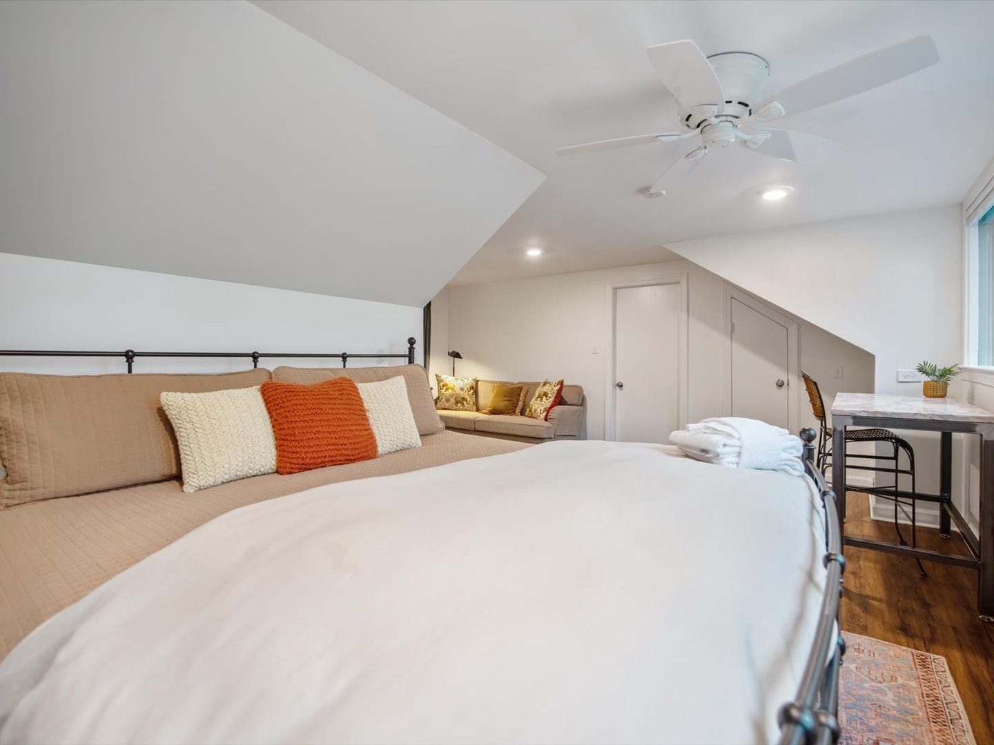 Gleesome Inn- Upper level bedroom with modern decor