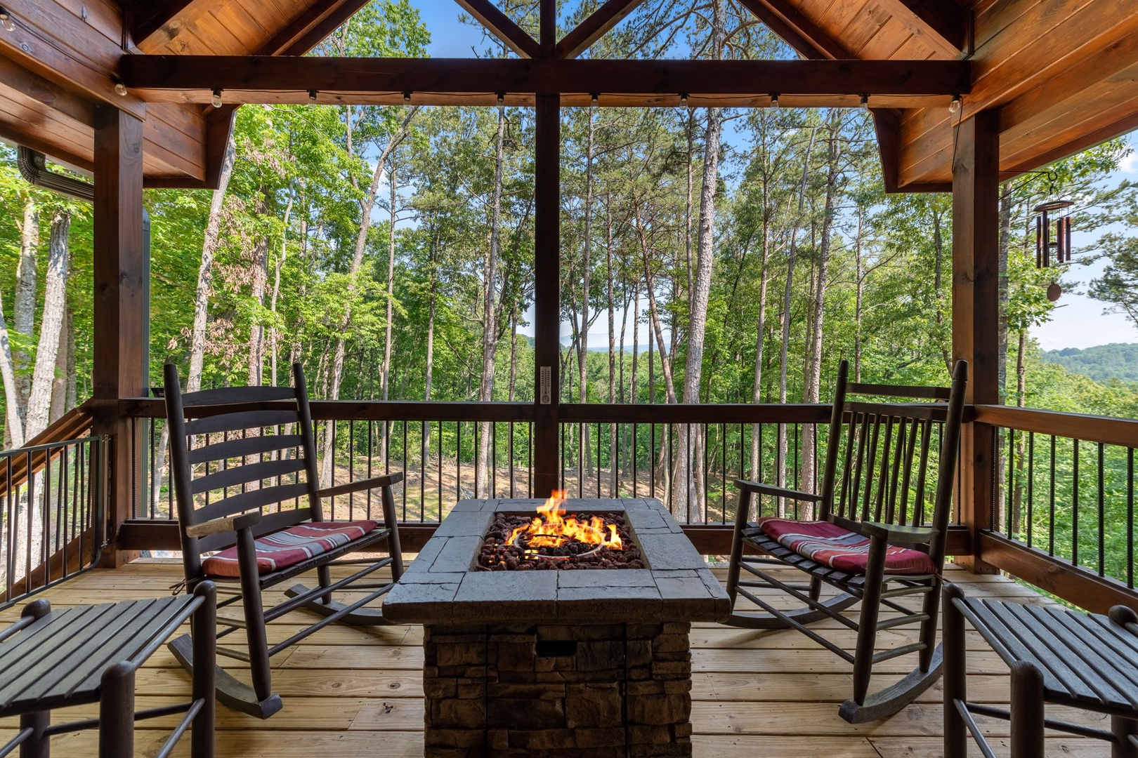 Lee's Lookout - Covered Gas Fire Pit