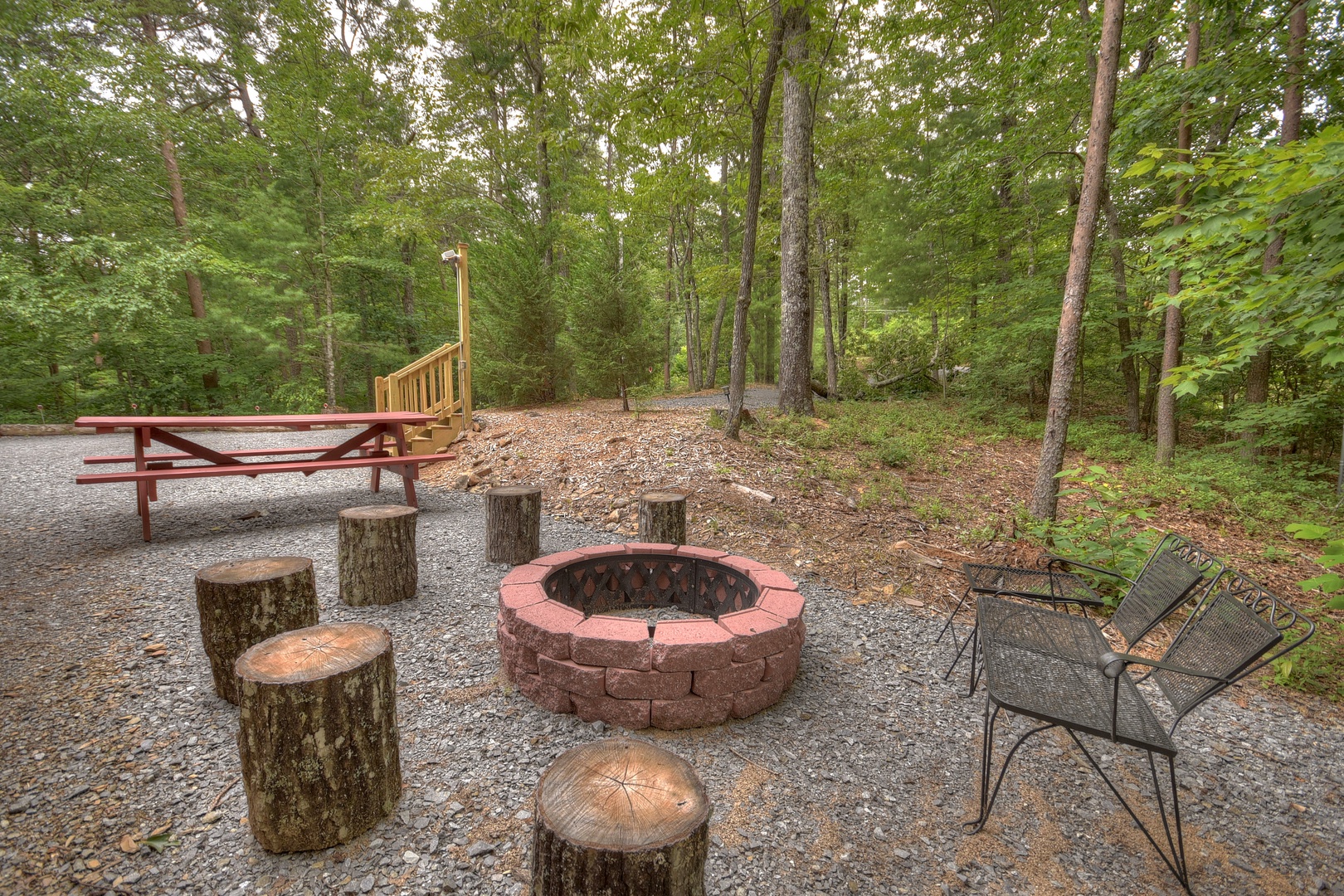 Falling Leaf- Firepit with outdoor seating located by the driveway