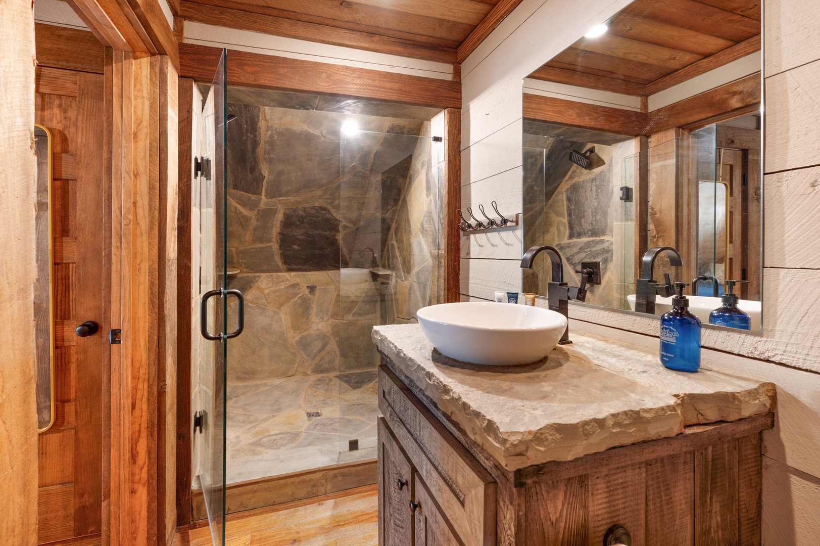 Copperline Lodge - Carport Apartment Bathroom