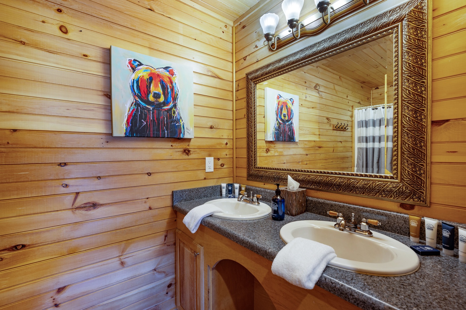 Loving Lodge - Upper Level Shared Bathroom