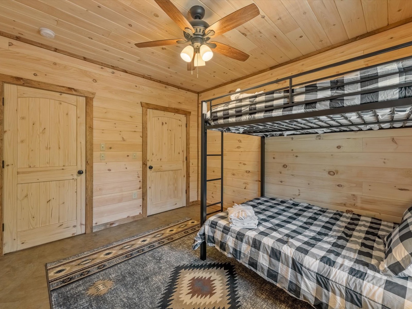 Fern Creek Hollow Lodge - Lower-level Bunk Bedroom