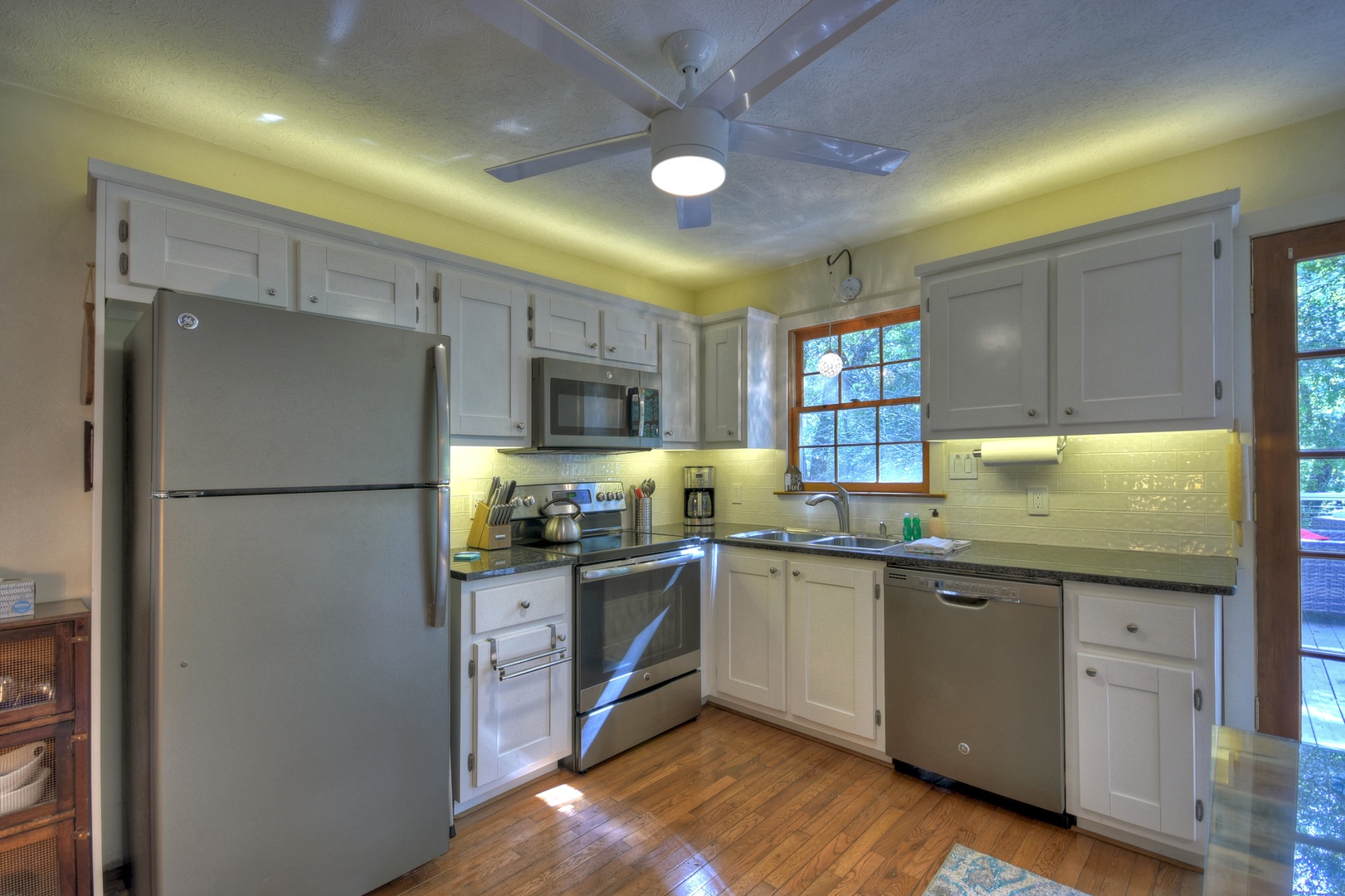 Sipping Rise- Fully equipped kitchen area with matching appliances