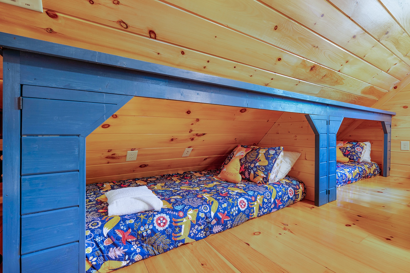 Bentley's Retreat - Loft's Twin Beds