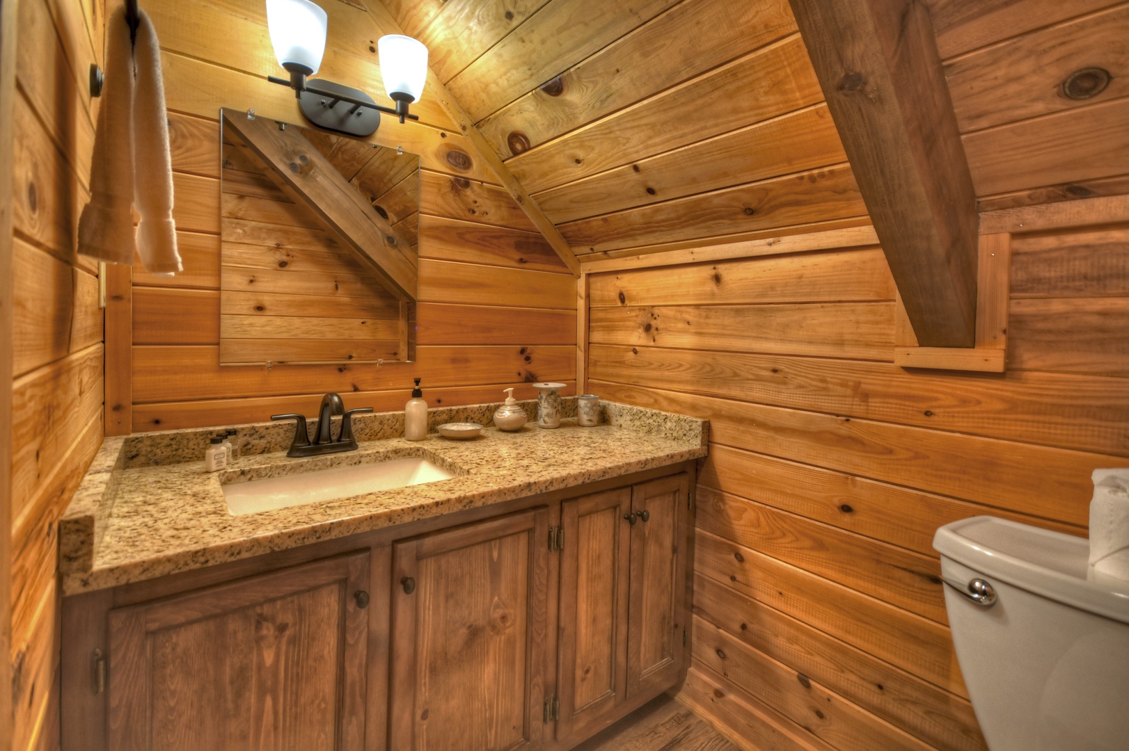 Ridgetop Pointaview- Upper level private full bathroom off of the king master suite