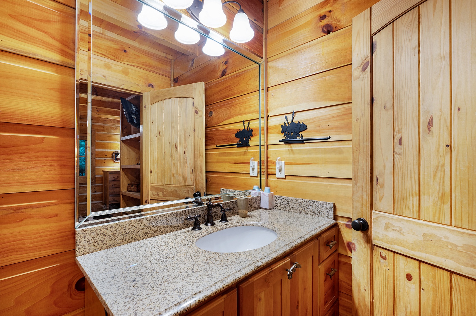 Mountaintown Creek Lodge - Entry Level Guest Bedroom's Bathroom