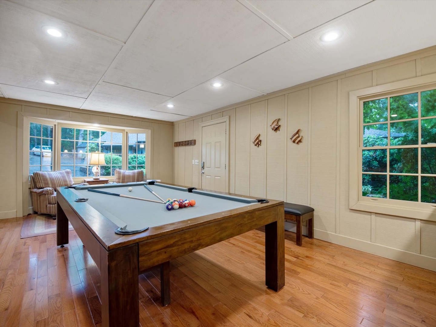 Gleesome Inn- Guest house game room with a pool table