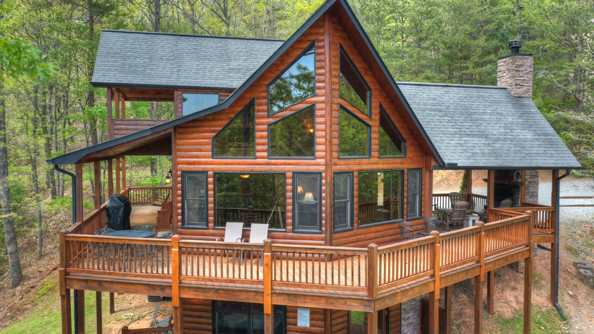 Aska Lodge- Upper deck view with spacious windows