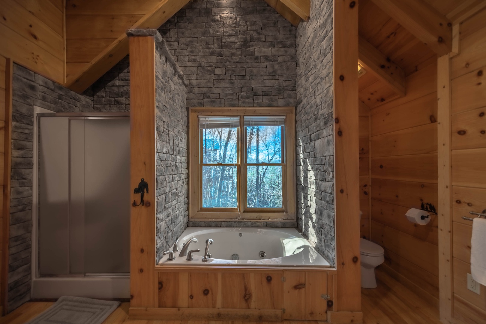 Misty Mountain Escape - Upper Level King Primary Suite Jetted Tub