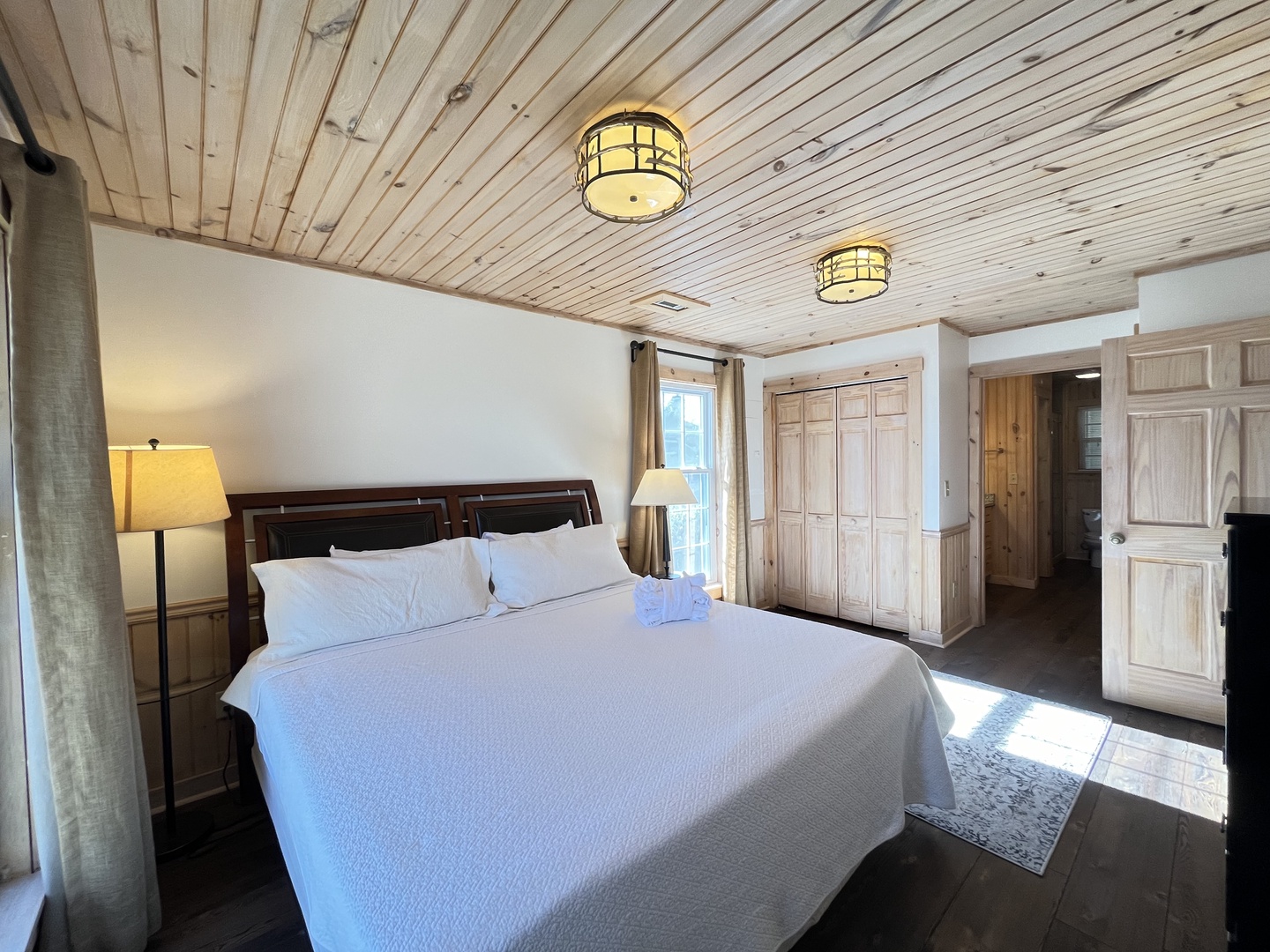 Blue Ridge Lake Retreat - Cottage Bedroom