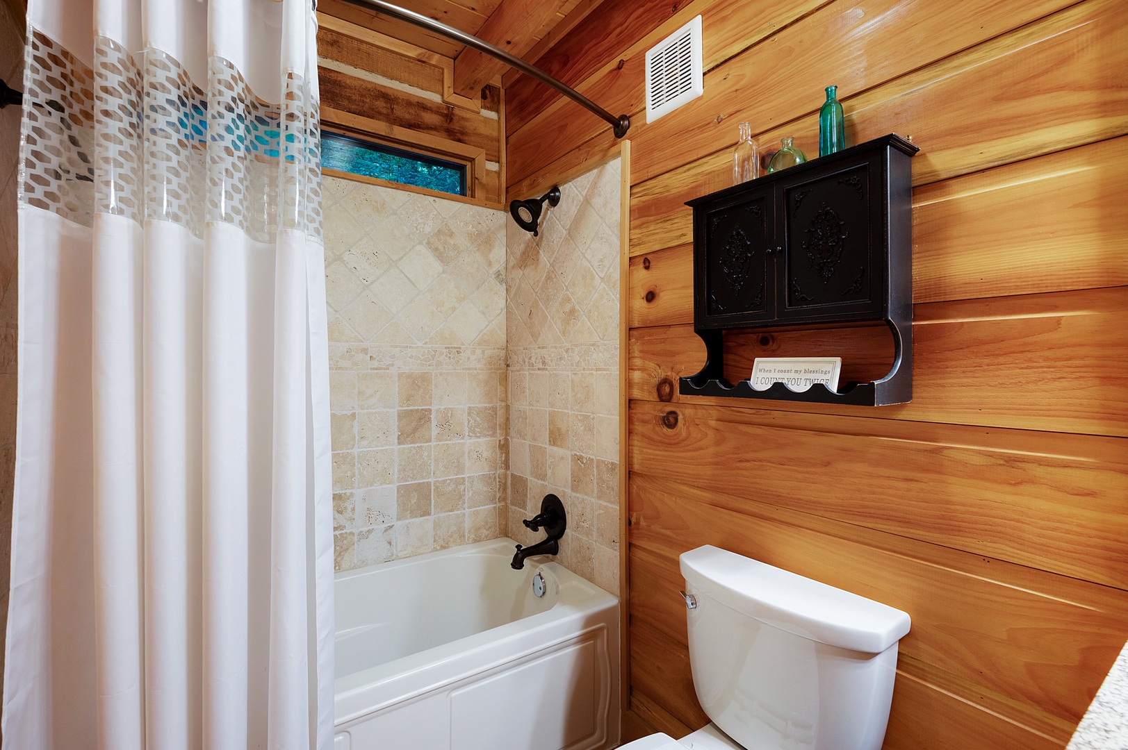 Mountaintown Creek Lodge - Entry Level Guest Bedroom's Bathroom