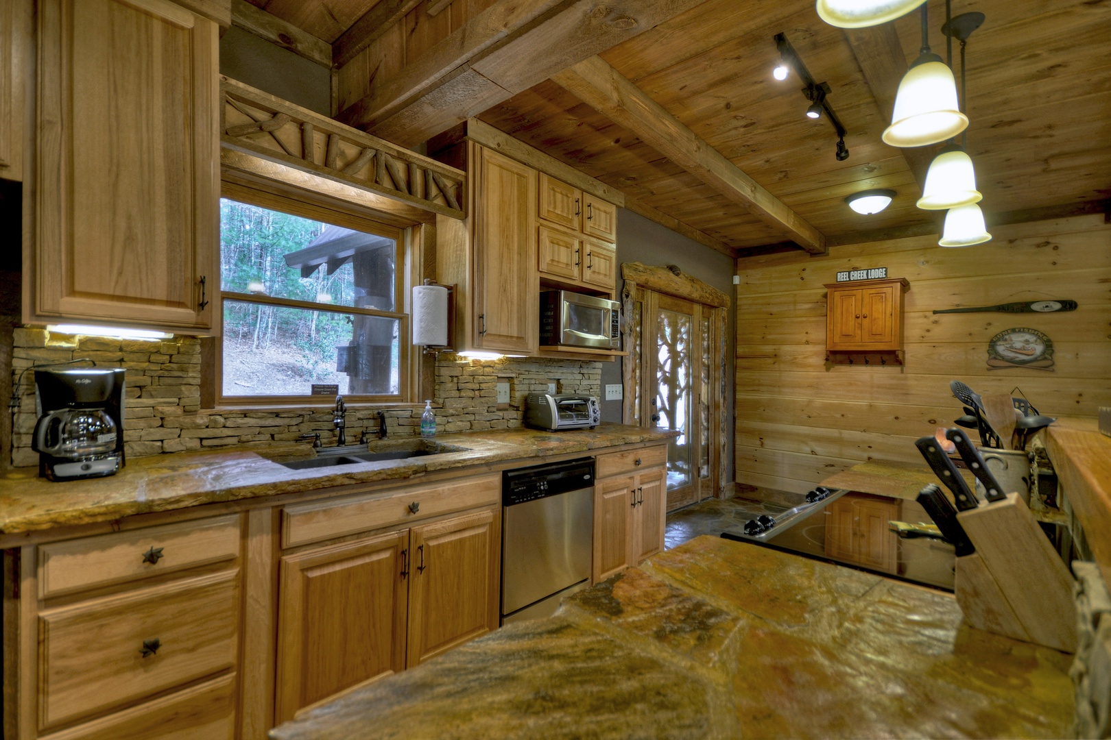 Reel Creek Lodge- Fully equipped kitchen area with stone countertops
