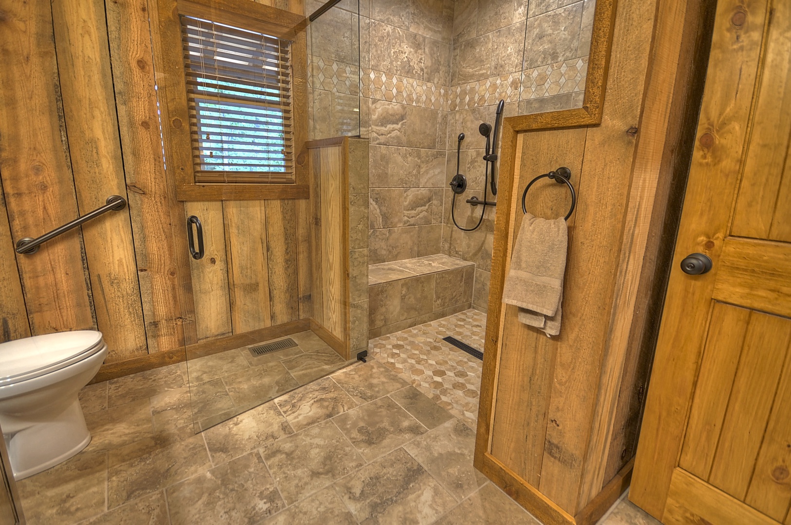 Crows Nest-Entry level shared bathroom