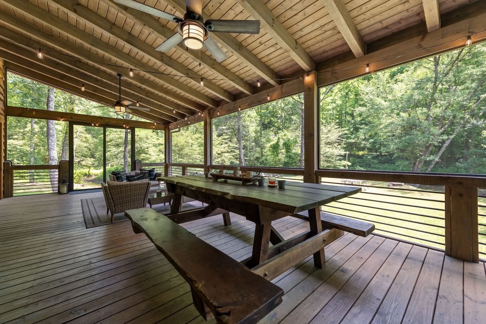 Indian Creek Lodge - Deck Dining Area