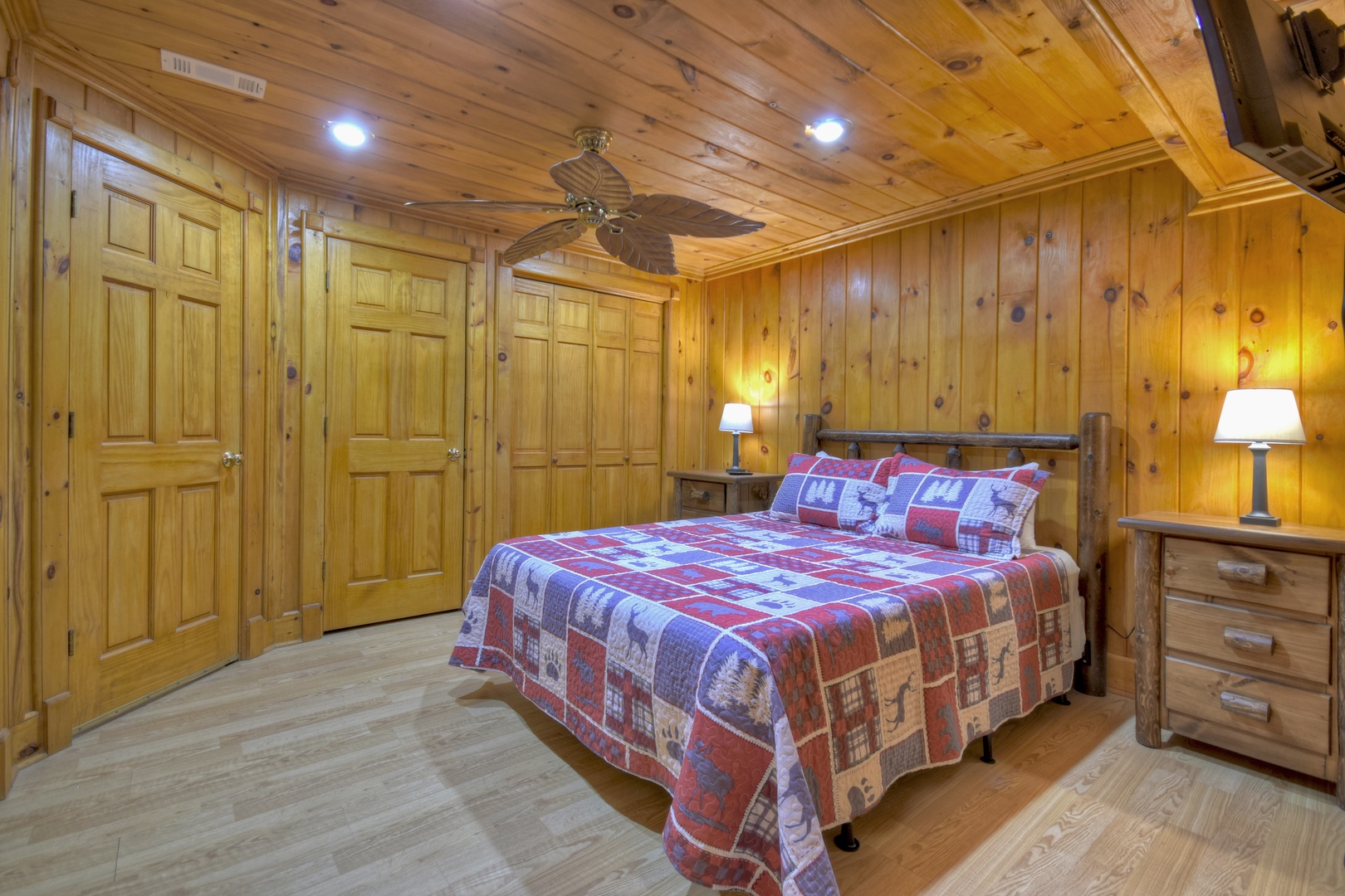 Deer Watch Lodge- Guest bedroom with closet space