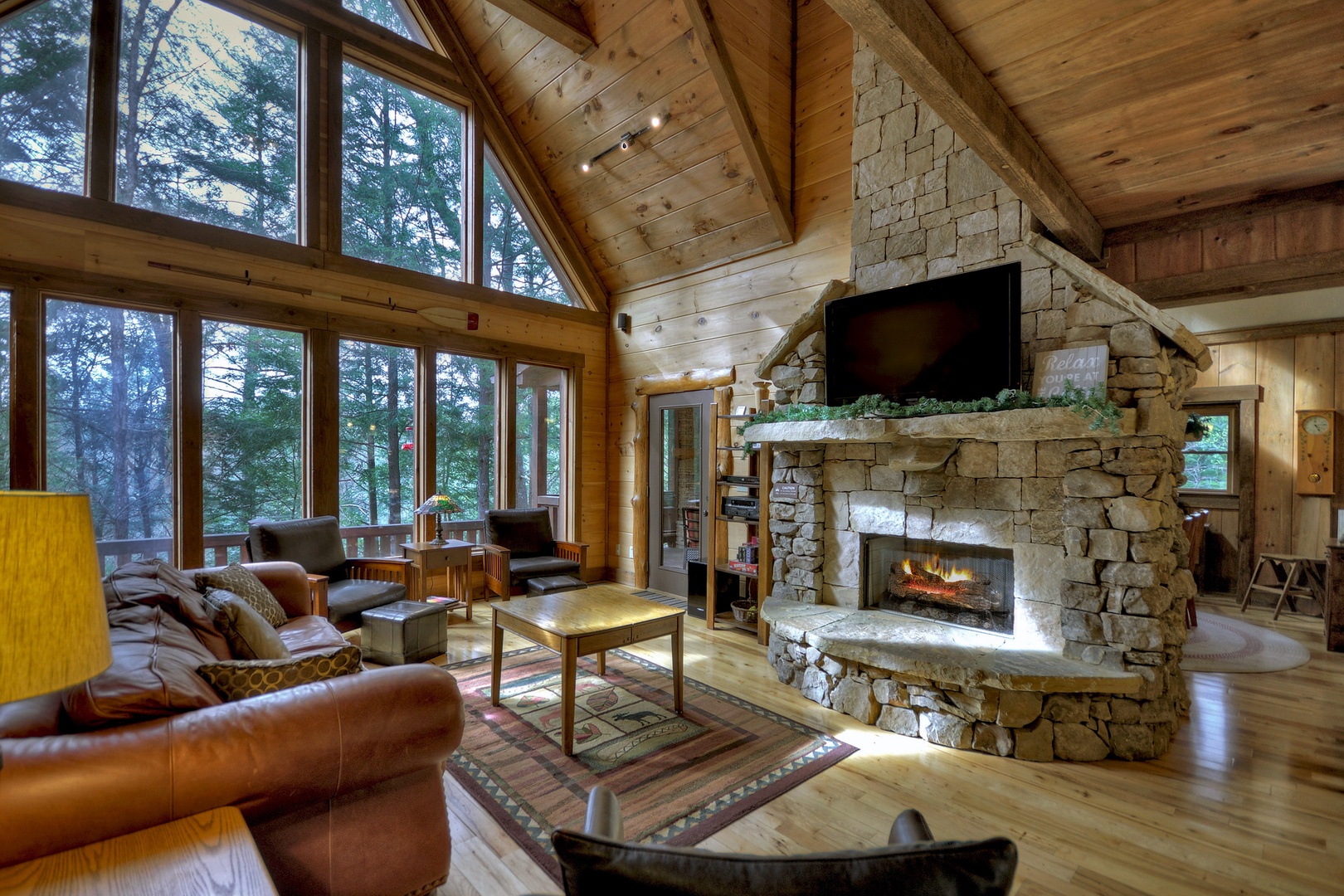 Reel Creek Lodge- Living area with vaulted ceilings and lounge furniture