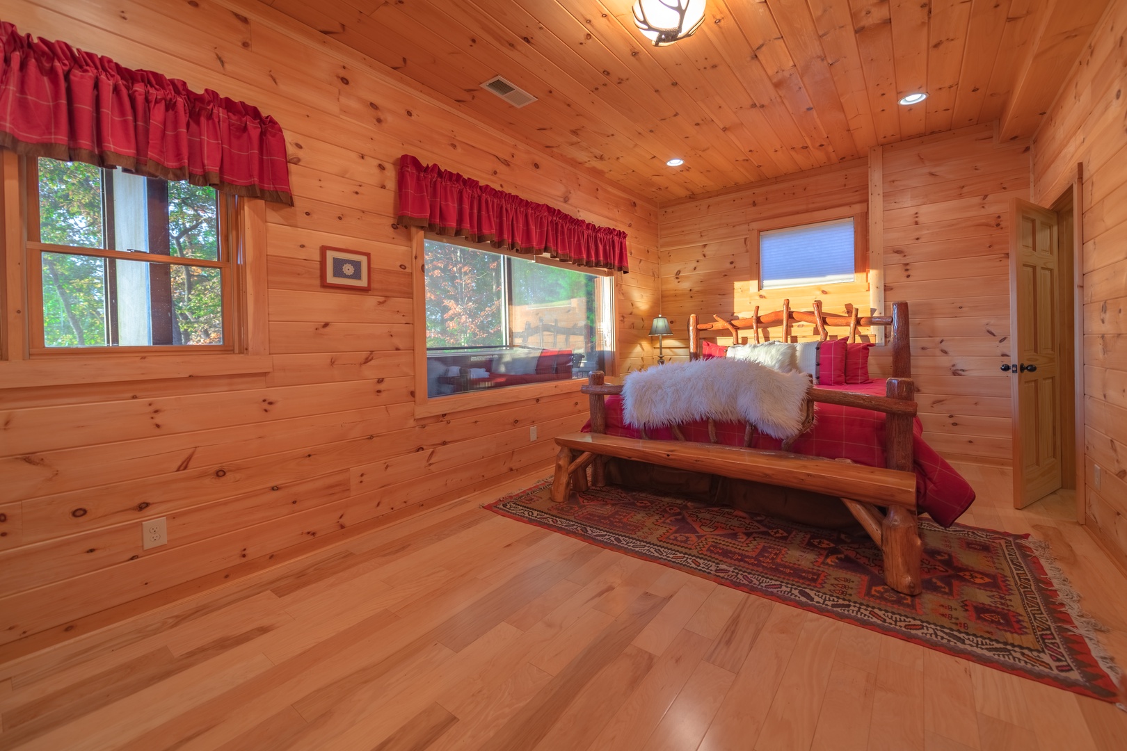 Saddle Lodge - Lower Level King Bedroom