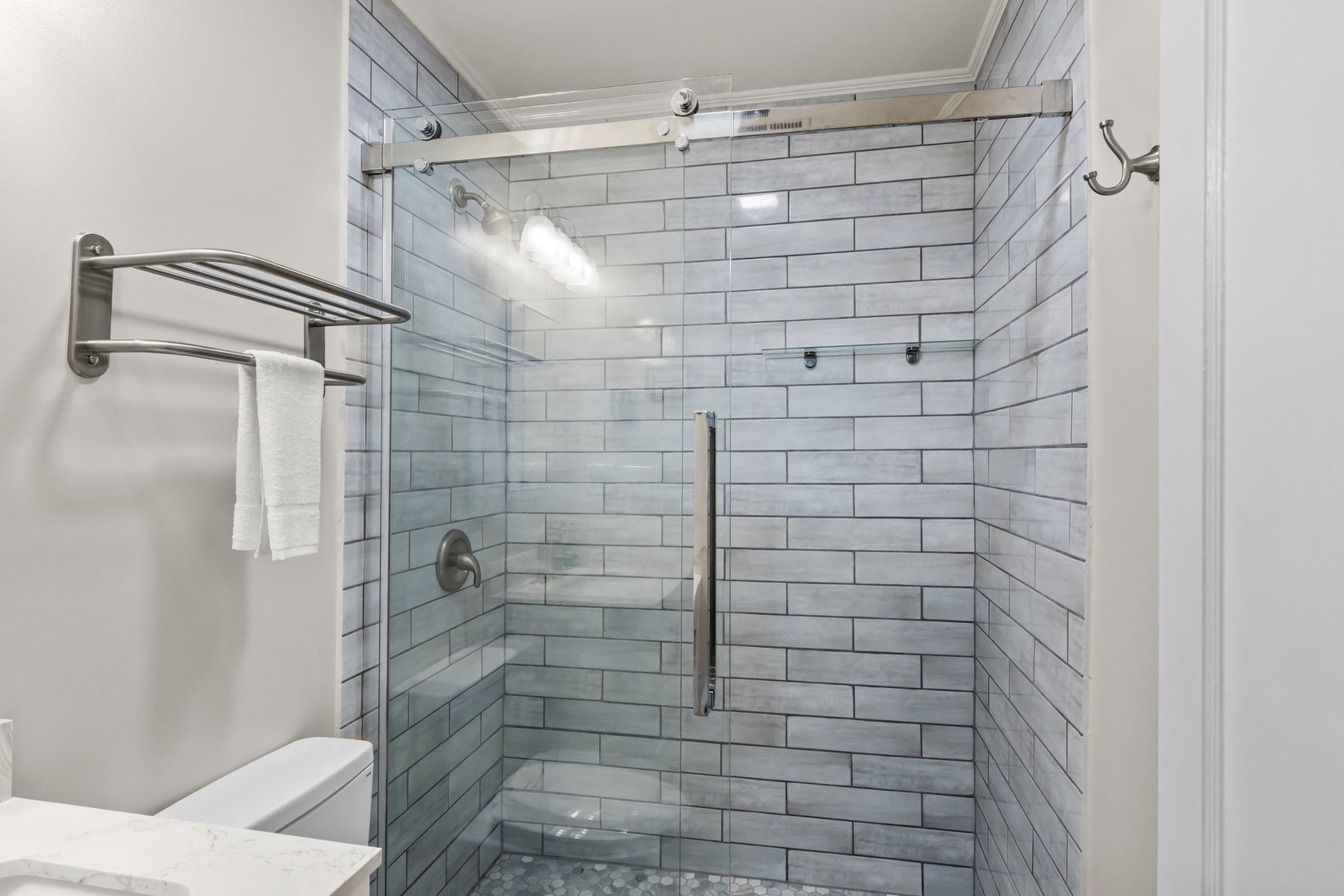 Bathroom w/ Walk In Shower