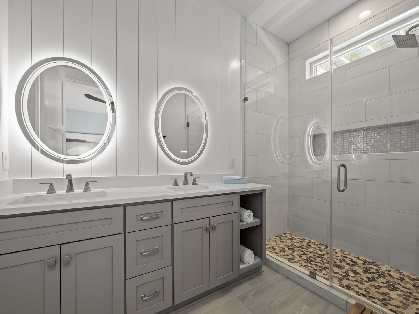 MID-FLOOR KING 2 BATH