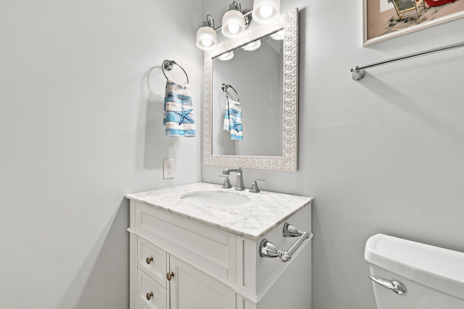 Oma’s Emerald Retreat | Full Bathroom