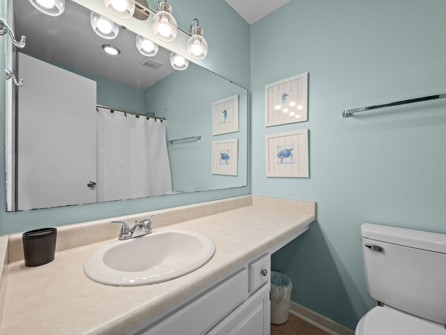 QUEEN ROOM 1 ATTACHED BATHROOM