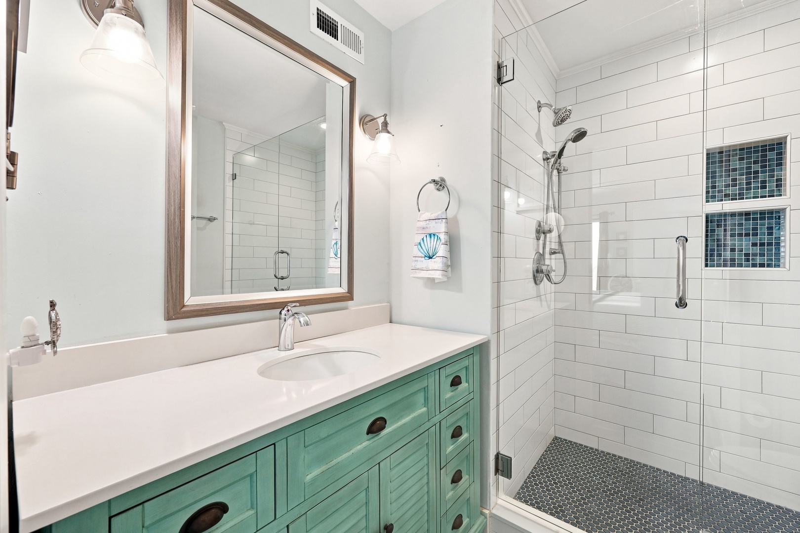 Oma’s Emerald Retreat | Primary Bathroom