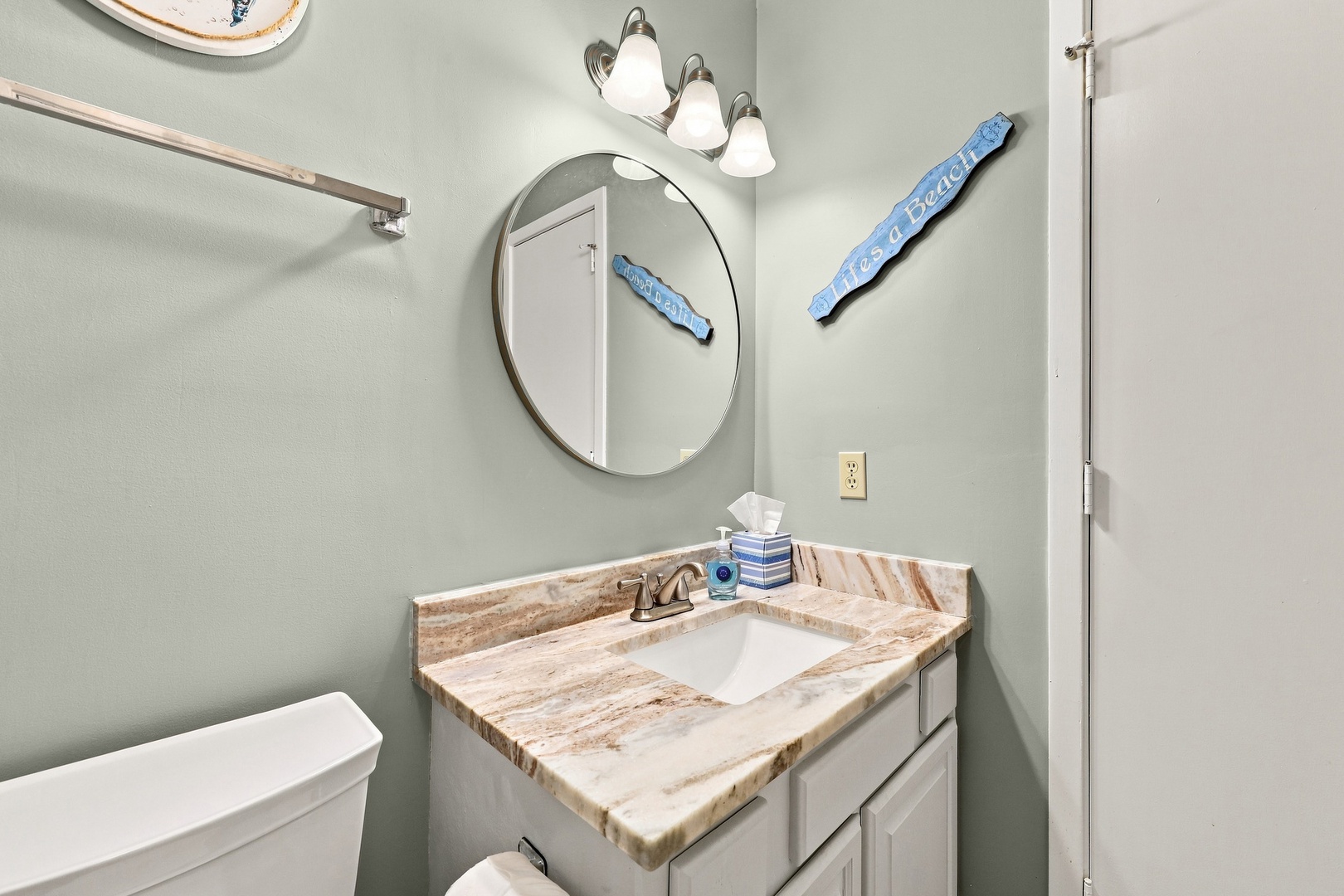 Char’s Cozy Condo | Bathroom Vanity