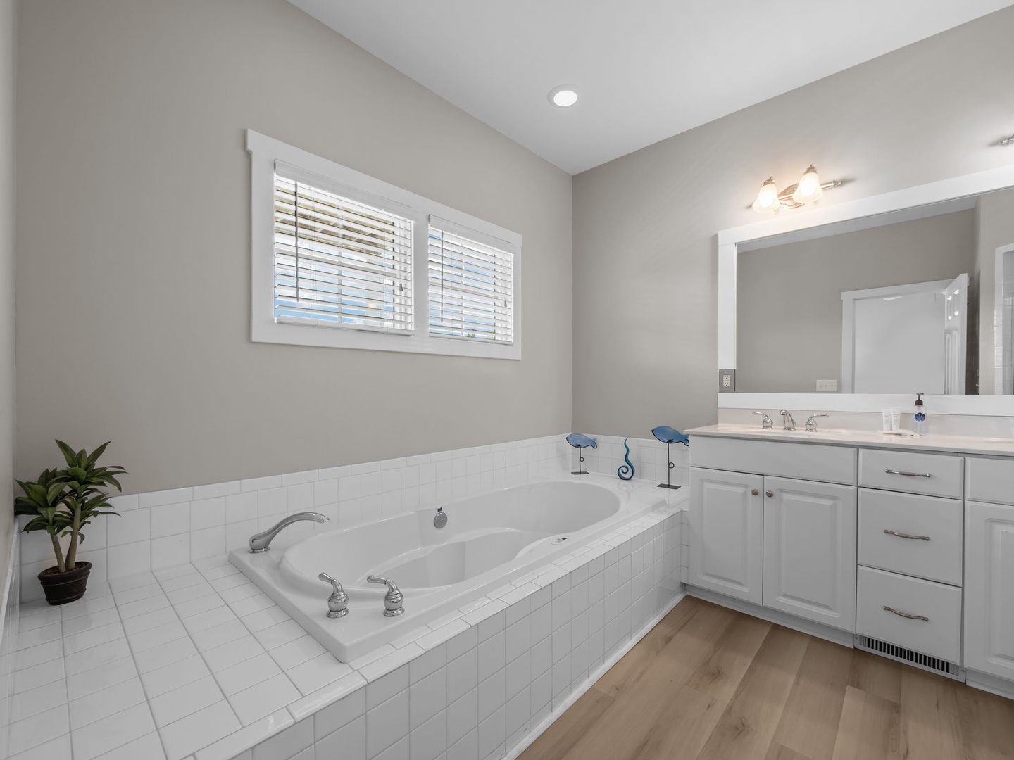 Mid-Floor King Suite Bathroom