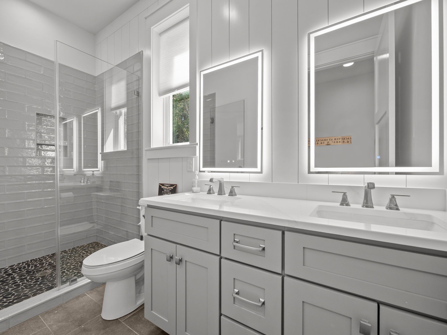 BOTTOM FLOOR QUEEN BATH