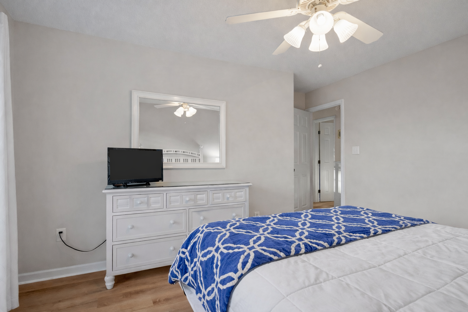 Mid-Floor Queen Room