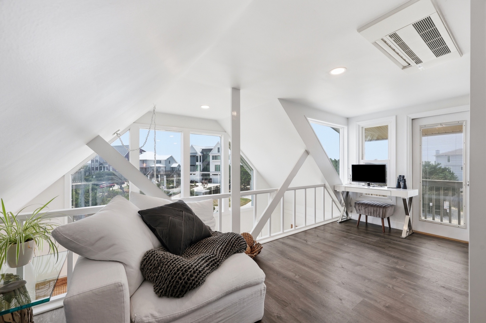 Dolphin Reach Up | Loft