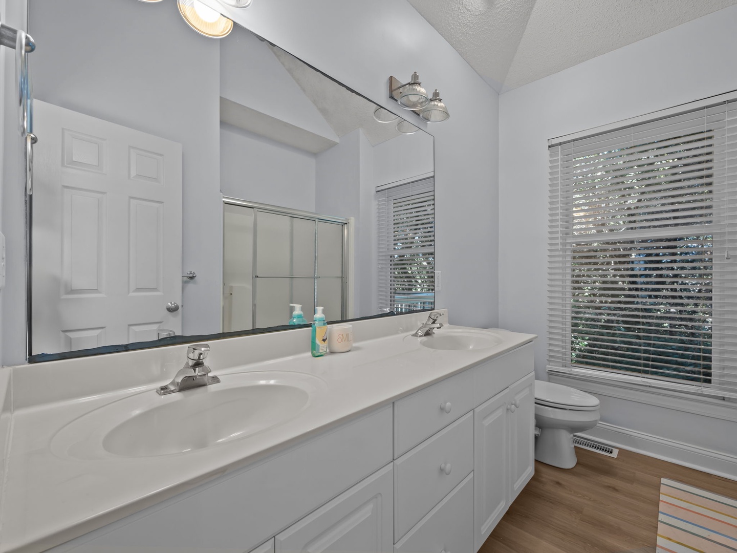 Mid-Floor King Room Bathroom