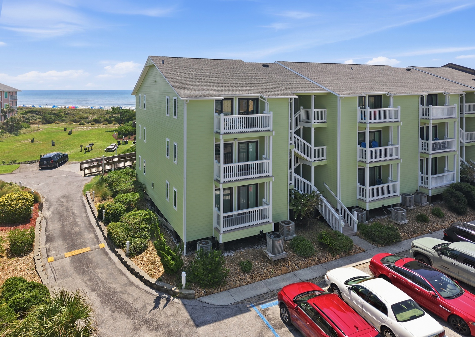 Oma’s Emerald Retreat | Condo Exterior
