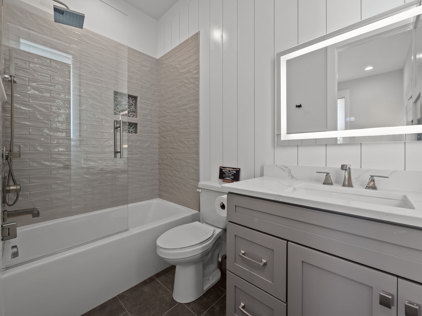 MIDFLOOR QUEEN 2 BATH