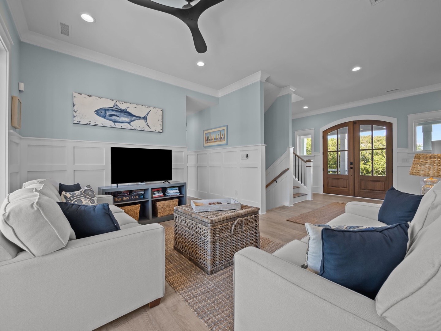 MID-FLOOR SITTING AREA