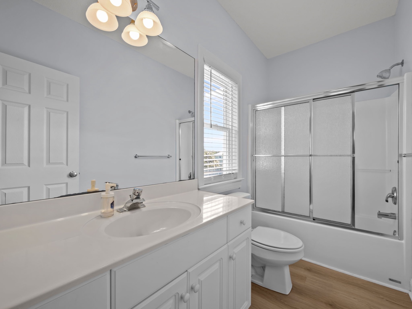 Mid-Floor Queen Room Bathroom