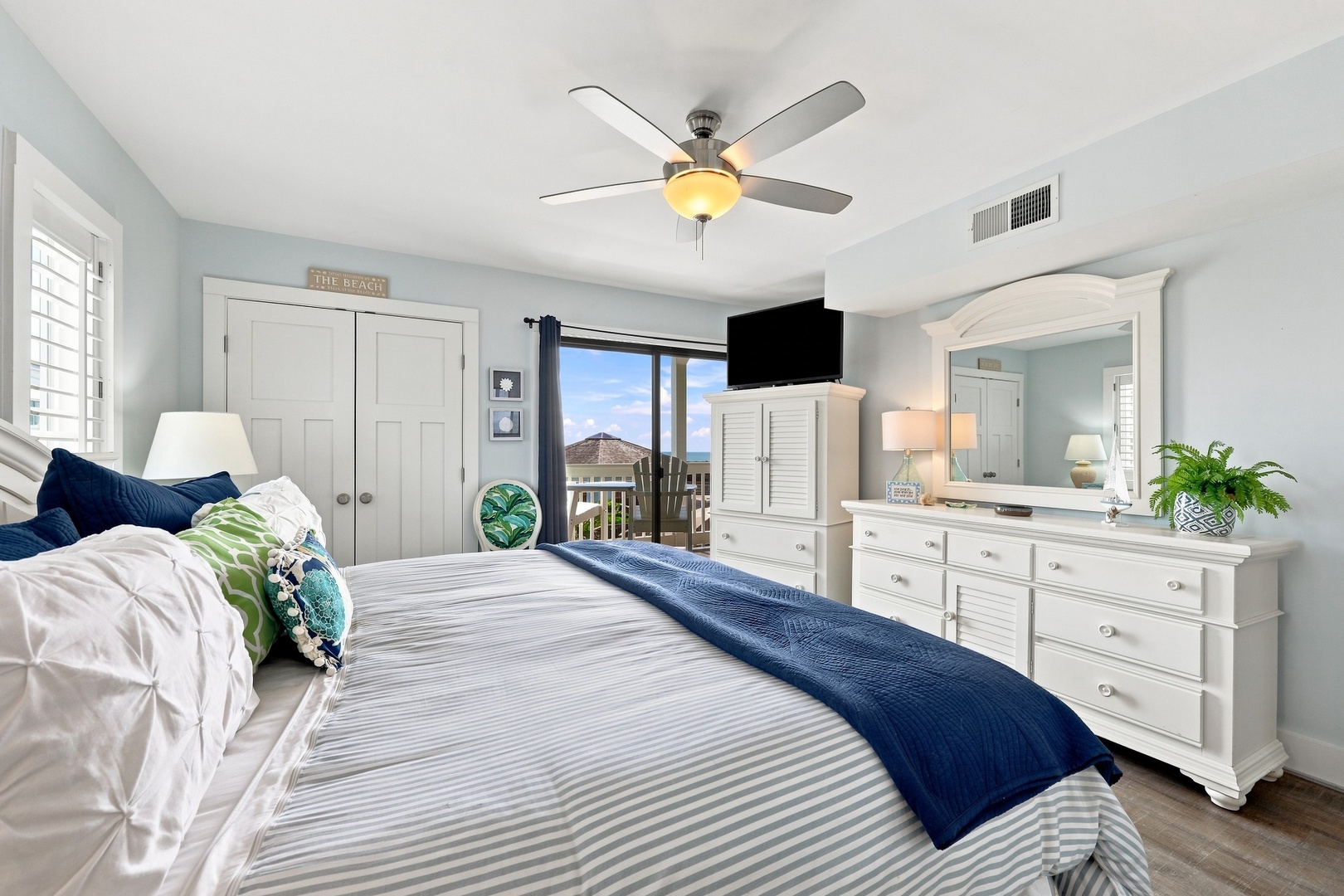 Oma’s Emerald Retreat | Primary King Bedroom