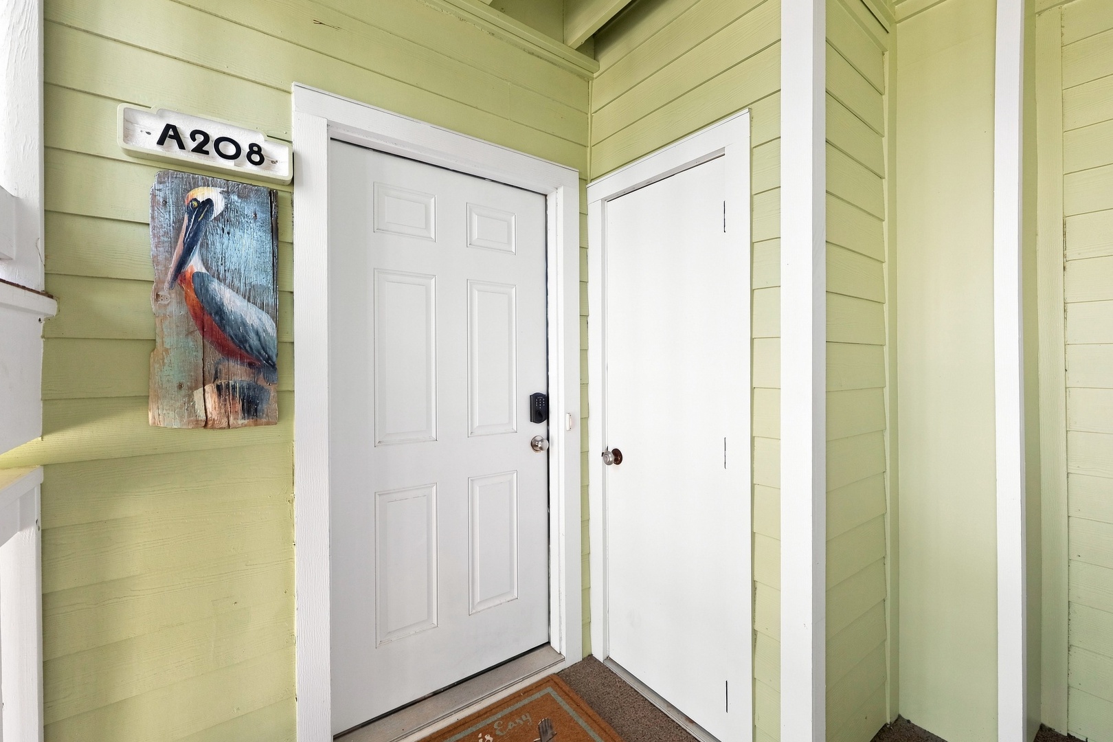 Oma’s Emerald Retreat | Condo Entrance