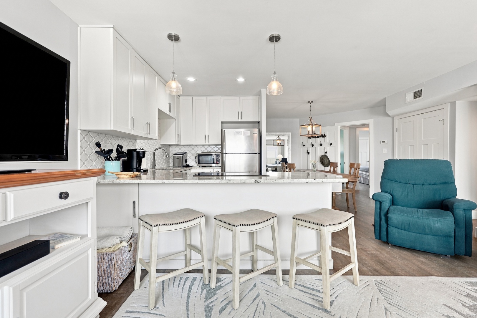 Oma’s Emerald Retreat | Breakfast Bar