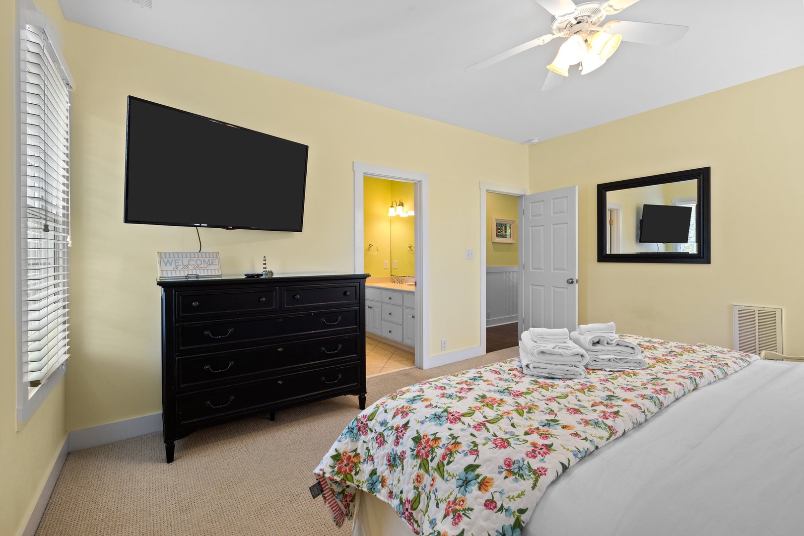 3rd Foor King bed with Shared Bath