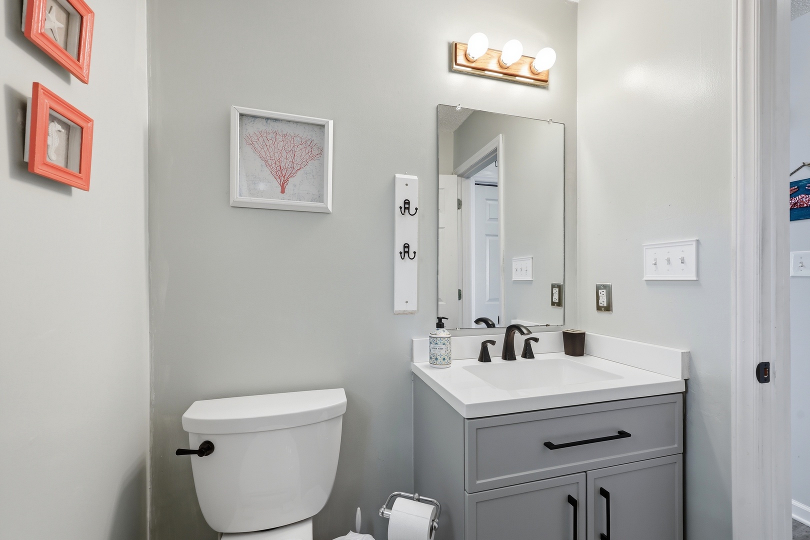 Ospreys Nest | Second Floor Full Hall Bathroom