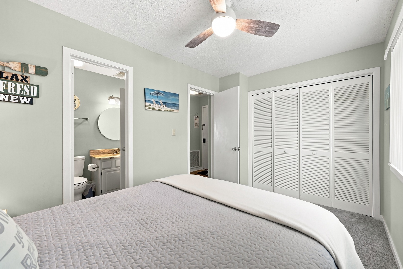 Char’s Cozy Condo | Queen Bedroom