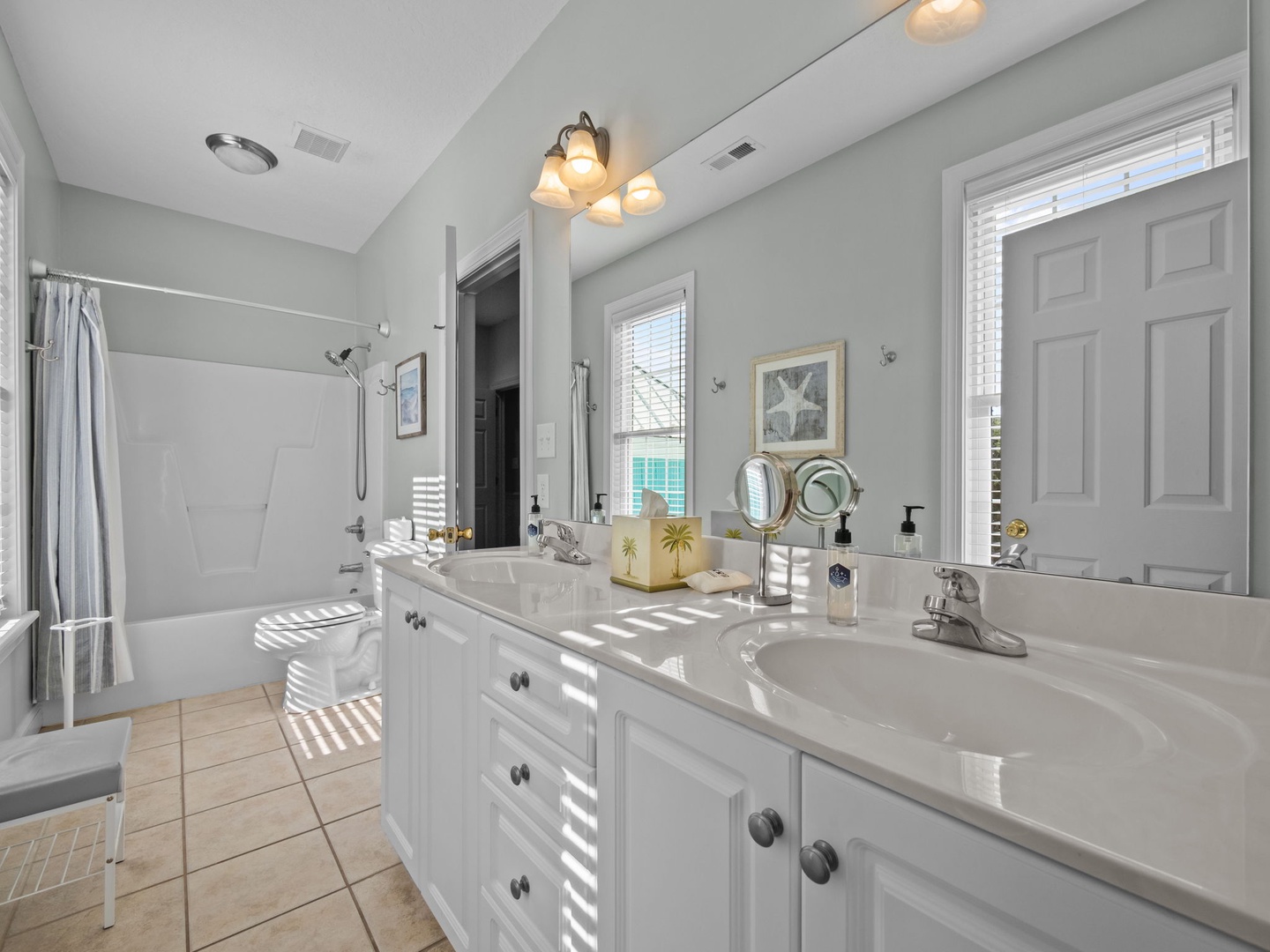 King Room Bathroom with door to the Hallway