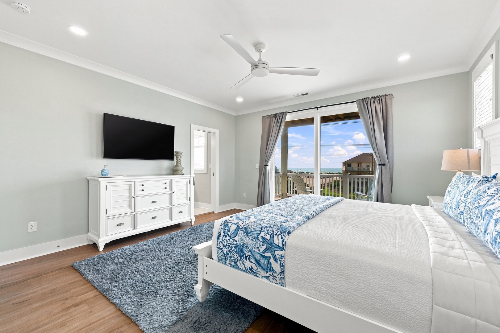 Emerality | Ground Level King Bedroom with Ensuite