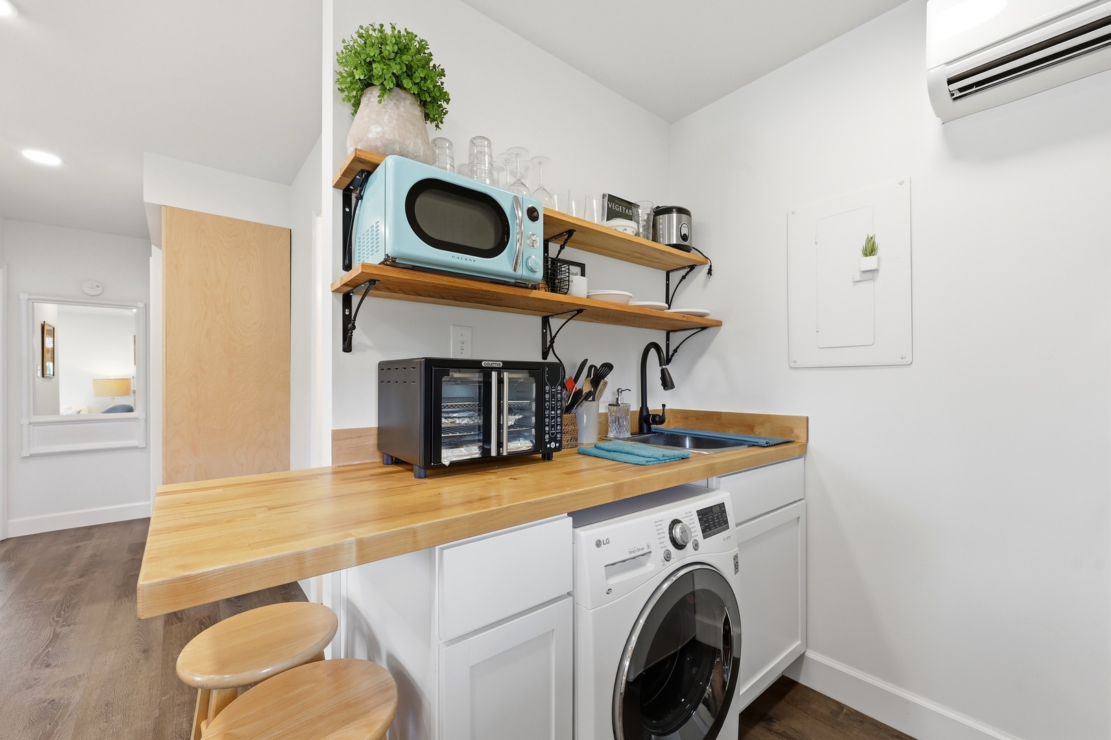 Dolphin Reach Down | Kitchen