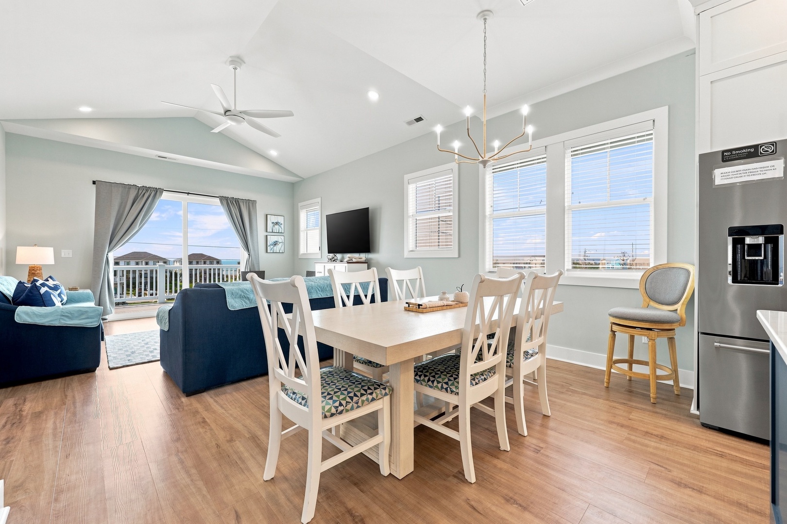 Emerality | Top Level Dining Area