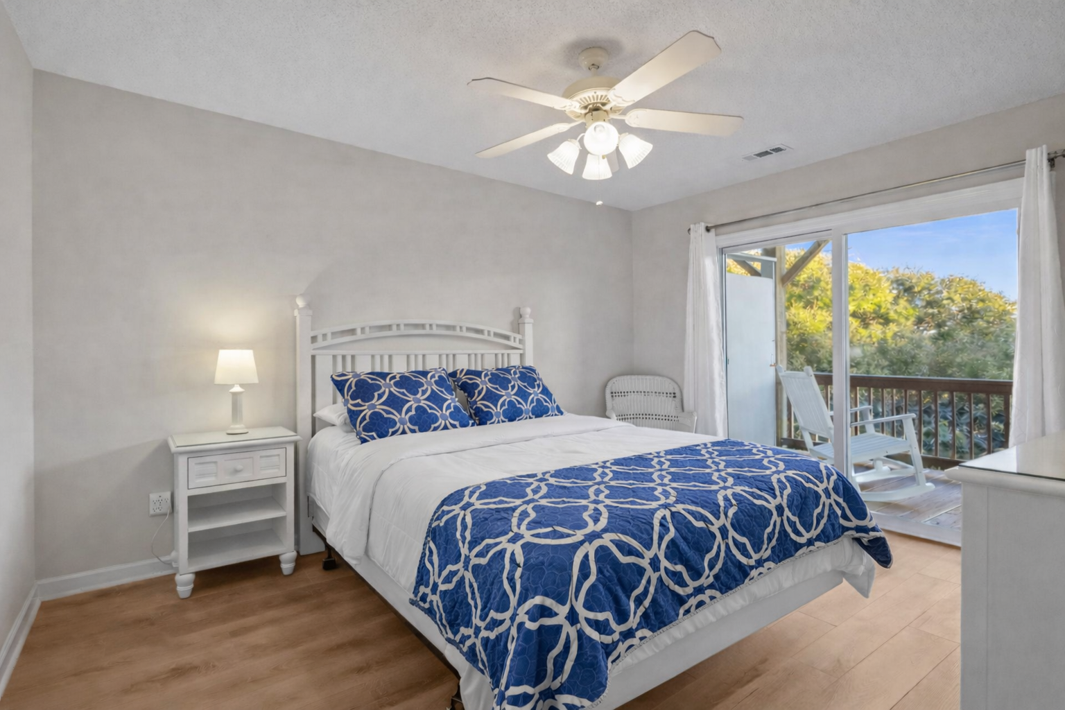 Mid-Floor Queen Room