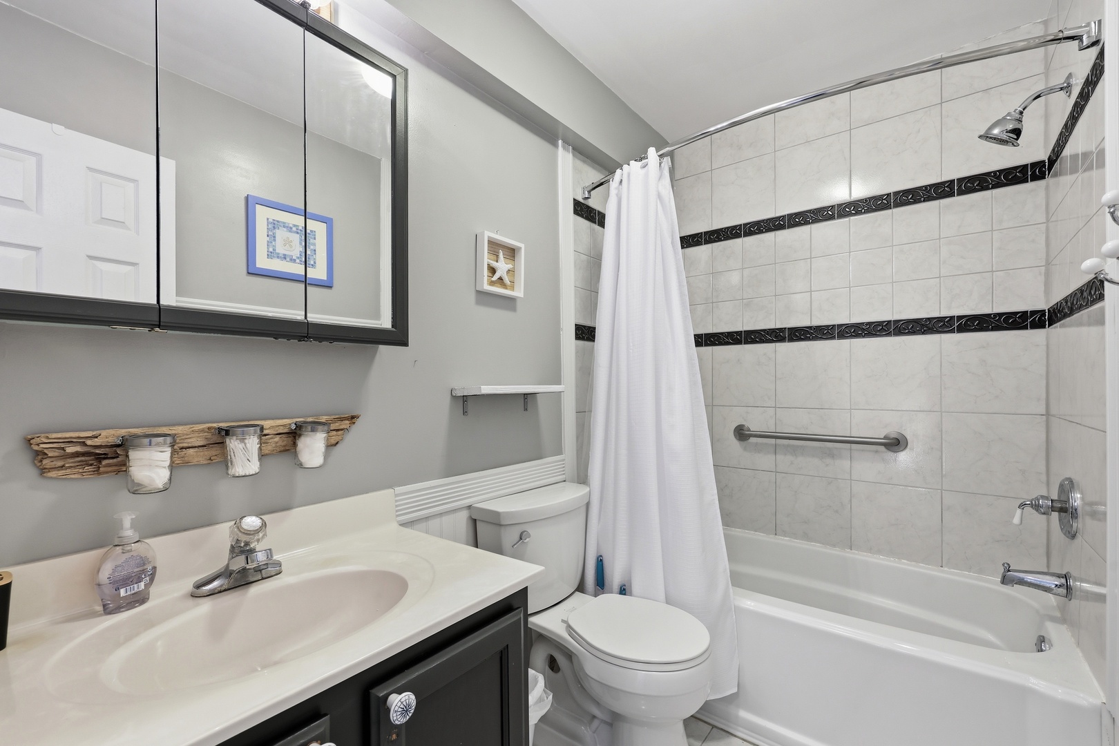 Ospreys Nest | Top Floor Full Hall Bathroom with Tub/Shower Combo