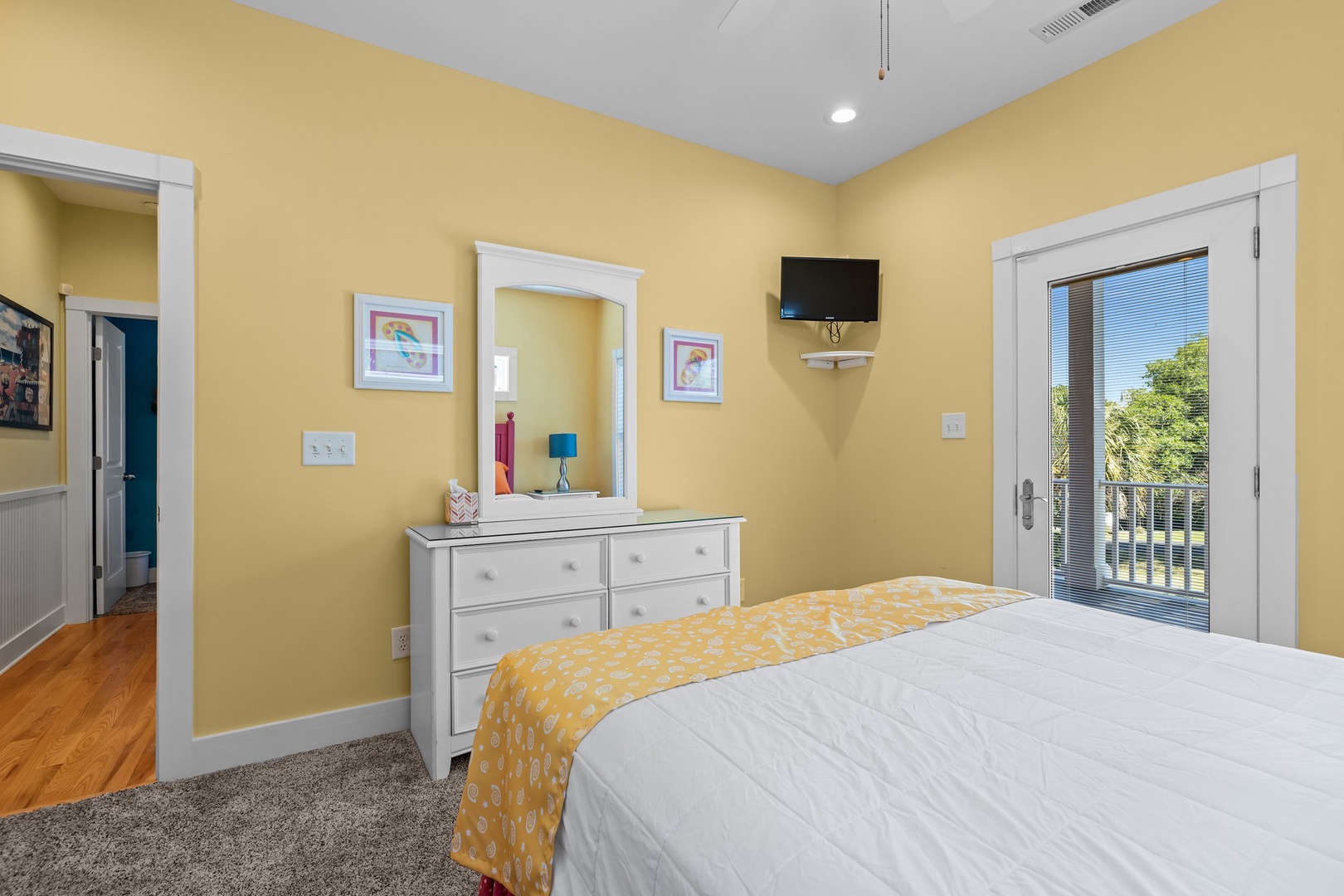 Queen Bedroom- 2nd Floor