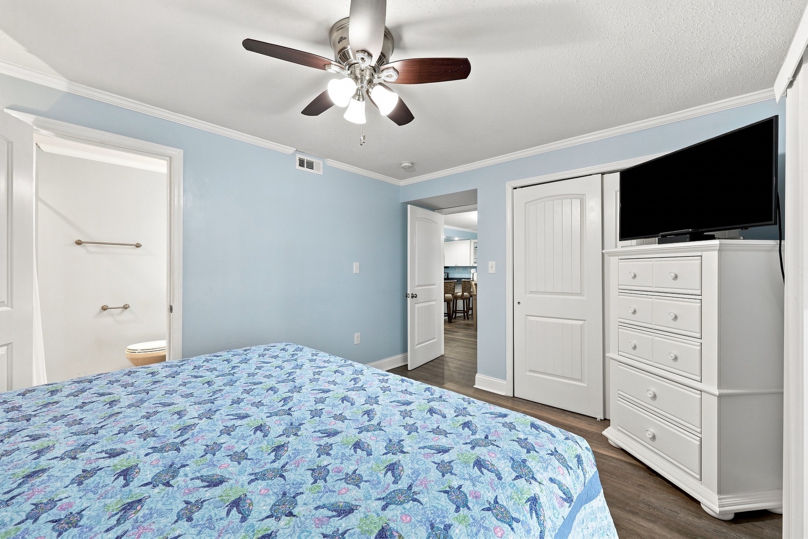 Summer Winds B-233 | King Bedroom and Television